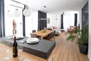 KučineVilla Godimento的用餐室以及带桌椅的起居室。