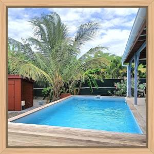 Saint-LouisDomaine Babwala, villa et bungalow avec piscine dans un superbe jardin tropical #cosy的棕榈树屋前的游泳池