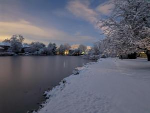 博伊西Lake Front Studio with Kayaks Bikes near Greenbelt的一条雪覆盖的小径,靠近水体