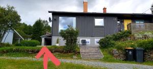 特罗姆瑟Aurora rooms for rent nr2 We are doing privet Northen lights trips, reindeer trip and Fjord sommaroy trip的一座有红箭指着的房屋