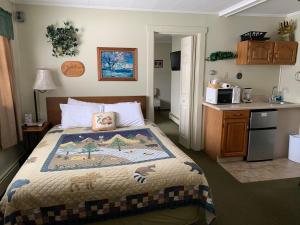 Twin Mountaincarrollmotel and cottages的一间卧室配有床,厨房