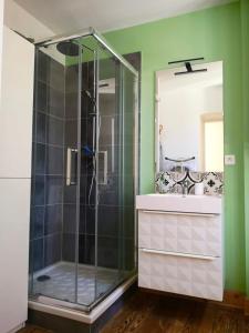 巴斯洛内特® Le Mexicain - Superbe T3 / Barcelonnette centre的带淋浴、水槽和镜子的浴室
