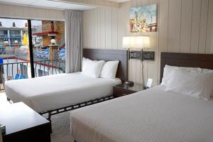 北怀尔德伍德Florentine Family Motel的酒店客房设有两张床和一个阳台。
