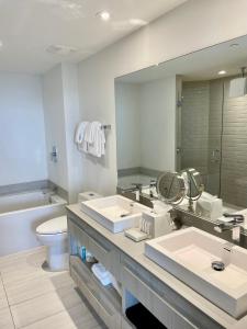 好莱坞Hyde Beach House Lux Apartment的浴室设有2个水槽、卫生间和镜子。