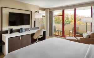 亚特兰大爱默瑞会议中心酒店的一间酒店客房,配有一张床和一台电视
