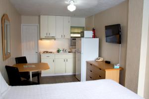 北怀尔德伍德Florentine Family Motel的小厨房配有白色冰箱和桌子