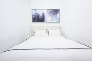 纽约454-3W PRIME location 2BR Newly Furnished sleeps 5的卧室配有一张白色床,墙上挂有三张照片
