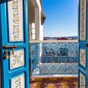 索维拉索维拉埃默罗德酒店的蓝色门和景观阳台