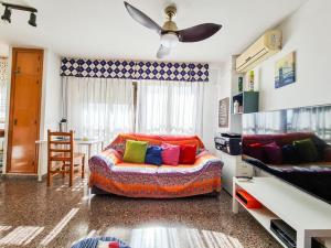 穆尔西亚Piso ideal con WIFI Parking y Desayuno的客厅配有带色彩缤纷枕头的沙发