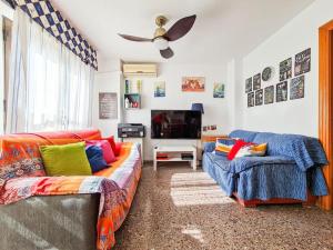穆尔西亚Piso ideal con WIFI Parking y Desayuno的带沙发和电视的客厅