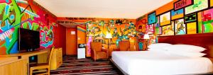 阿尔伯克基Nativo Lodge的酒店客房设有床和色彩缤纷的墙壁。