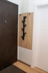 帕莱Apartman Maksim Ravna Planina的门到衣柜,上面有黑标志