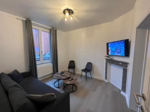 布鲁塞尔Cosy Apartment Merode 2的带沙发和壁炉的客厅