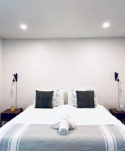 Weyburn2-Bedroom Suite in the Heart of Downtown的卧室配有一张带两个枕头的大白色床