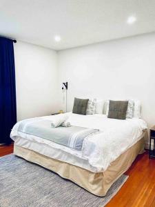 Weyburn2-Bedroom Suite in the Heart of Downtown的一间卧室,卧室内配有一张大床