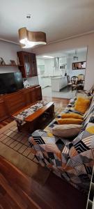 毕尔巴鄂M&N apartamento Bilbao的一间带两张床的客厅和一间厨房