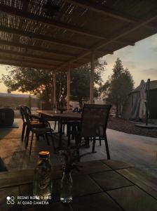 Nevatimחאן בכפר במשק בלה מאיה - האוהל的凉亭下的木桌和椅子