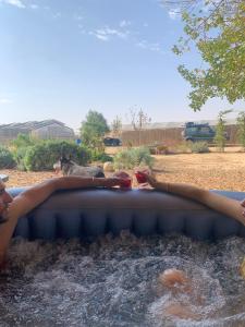 Nevatimחאן בכפר במשק בלה מאיה - האוהל的水中手臂在浴缸里的人