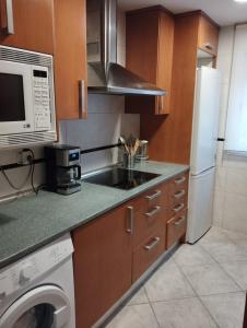 阿尔考空Apartamento Valderas Madrid的厨房配有水槽和微波炉