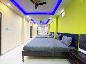 普里ojotrip Hotel Basanti INN- puri的一间卧室设有一张蓝色天花板的大床