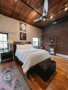 The 511. A Luxury Loft on State St.客房内的一张或多张床位