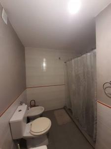 科尔多瓦Departamento luminoso y encantador. B° GRAL PAZ.的浴室配有白色卫生间和盥洗盆。