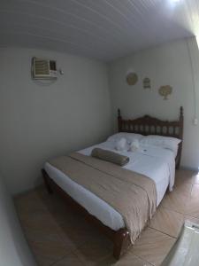 PedreiraPousada Solar da Montanha的一间卧室配有一张带镜子的大床