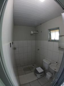 PedreiraPousada Solar da Montanha的一间带卫生间和水槽的浴室