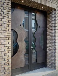 多德雷赫特Arthouse Dordrecht的砖楼内带两扇窗户的玻璃门
