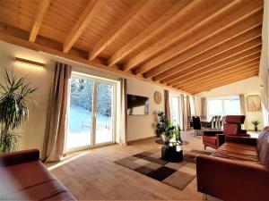 上施陶芬Landhaus am Schindelberglift的一间带木制天花板的客厅和一间配有家具的客厅