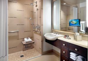 达拉斯奥姆尼达拉斯酒店的一间带水槽和淋浴的浴室