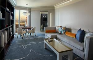 达拉斯奥姆尼达拉斯酒店的客厅配有沙发和桌子
