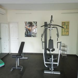 MutumbaParadise Appartment hotel的一间健身房,里面配有两台跑步机和一张照片