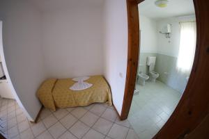 萨尔雷Estoril Hotel - Apartments的小房间设有一张床和一间浴室