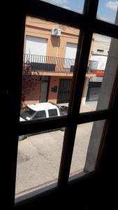 瓜莱瓜伊Alojamiento Guemes的透过窗户可欣赏到汽车的景色