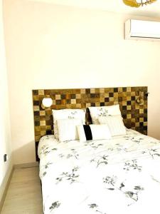 圣贝努瓦Cocon De l'Est II的一间卧室配有两张带白色毯子和枕头的床