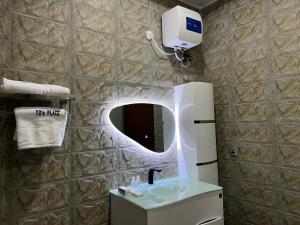 OkinniTD’s place的一间带水槽和镜子的浴室