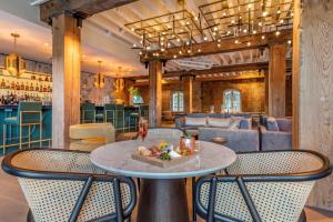 新奥尔良One11 Hotel的一间带桌椅的餐厅和酒吧