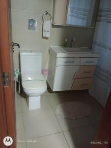 沙帕达-杜斯吉马朗伊斯Singela Casa em Chapada dos Guimarães的浴室配有白色卫生间和盥洗盆。