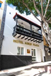阿德耶Hotel Adeje Plaza的大楼一侧的马尼拉标志
