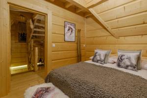 穆扎希赫尔Domek Na Przełęczy wood house & mountain view的小木屋内一间卧室,配有一张床