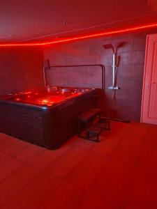曼彻斯特Short Stopzzz & Indoor Hot Tub的红色的房间,设有浴缸,里面设有长凳