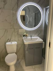 曼彻斯特Short Stopzzz & Indoor Hot Tub的一间带卫生间、水槽和镜子的浴室