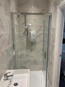 曼彻斯特Short Stopzzz & Indoor Hot Tub的带淋浴和盥洗盆的浴室