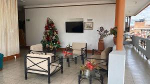 Puerto BerríoHotel Tayrona的客厅配有圣诞树和桌椅