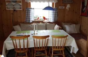 VestnesRekdal的餐桌、两把椅子和白色桌布
