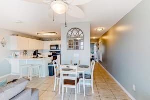 纳瓦拉Gulf Island 412的厨房以及带桌椅的用餐室。