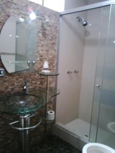 利马Departamentos Las Lilas Surco Lima的一间带玻璃水槽和淋浴的浴室