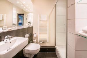 汉堡贝斯维斯特汉堡国际酒店的一间带水槽、卫生间和淋浴的浴室