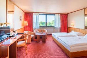 汉堡贝斯维斯特汉堡国际酒店的酒店客房设有一张大床和一张书桌。
